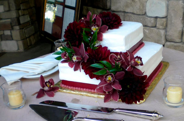 Свадебные торт бордового цвета