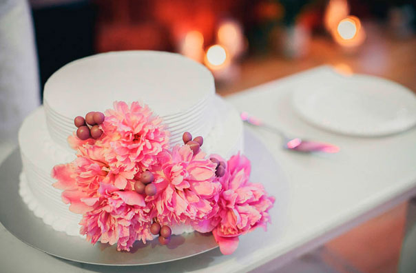 Свадебные торты украшенные живыми цветами