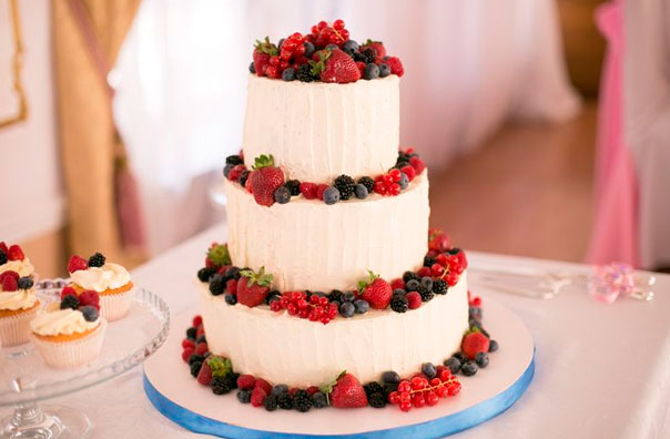 Свадебные торты оформленные живыми ягодами