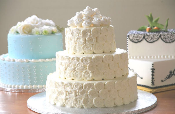 Свадебный торт белого цвета