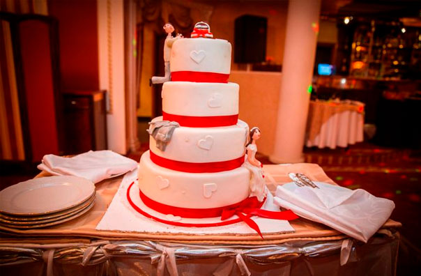 Свадебные торты красного цвета